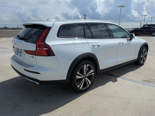 2026 Volvo V60 Cross Country B5 Plus