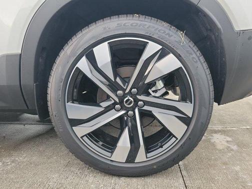 Crystal White 2026 Volvo XC40 B5 Plus