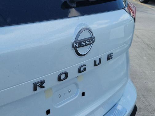 Everest White P 2026 Nissan Rogue SV