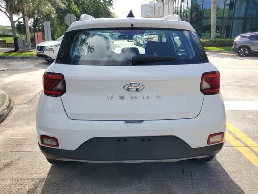 Ceramic White 2021 Hyundai VENUE SEL
