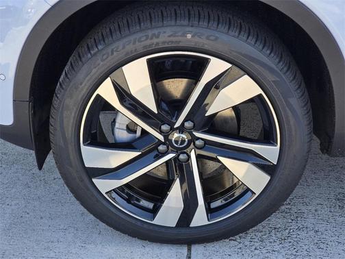 2025 Volvo XC40 B5 Ultra Dark Theme