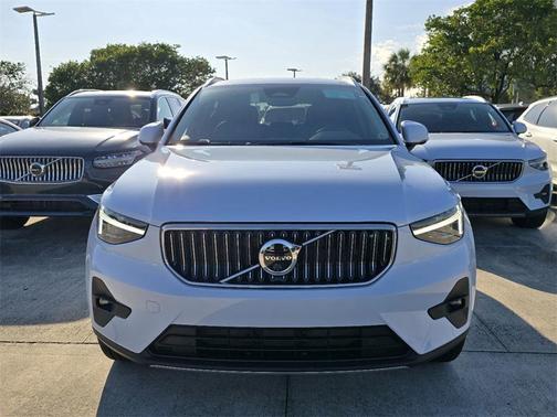 2025 Volvo XC40 B5 Ultra Dark Theme