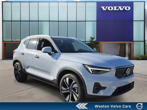 2025 Volvo XC40 B5 Ultra Dark Theme
