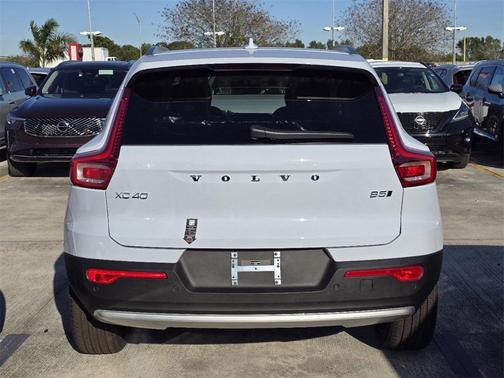 2025 Volvo XC40 B5 Ultra Dark Theme