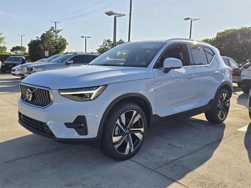 2025 Volvo XC40 B5 Ultra Dark Theme