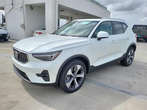 2025 Volvo XC40 B5 Plus Bright Theme