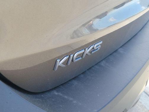 Canyon Bronze M 2026 Nissan Kicks SV