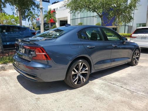 2024 Volvo S60 B5 Core Dark Theme