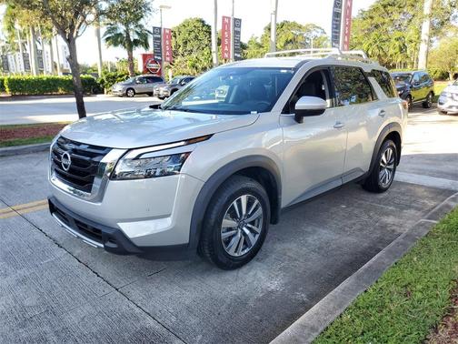 2023 Nissan Pathfinder SL