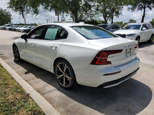 2024 Volvo S60 B5 Ultimate Dark Theme