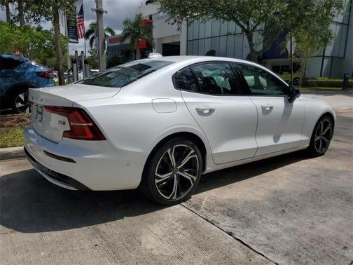 2024 Volvo S60 B5 Ultimate Dark Theme