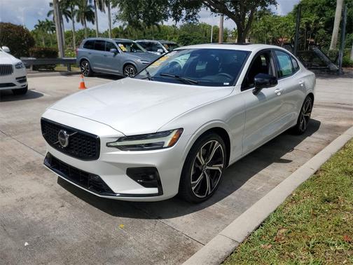 2024 Volvo S60 B5 Ultimate Dark Theme
