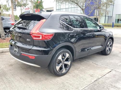 2025 Volvo XC40 B5 Plus Bright Theme