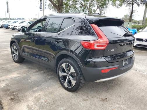 2025 Volvo XC40 B5 Plus Bright Theme