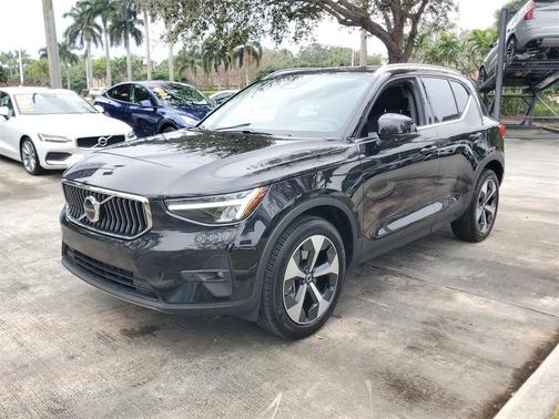 2025 Volvo XC40 B5 Plus Bright Theme