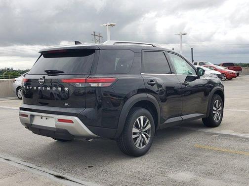 2025 Nissan Pathfinder SL