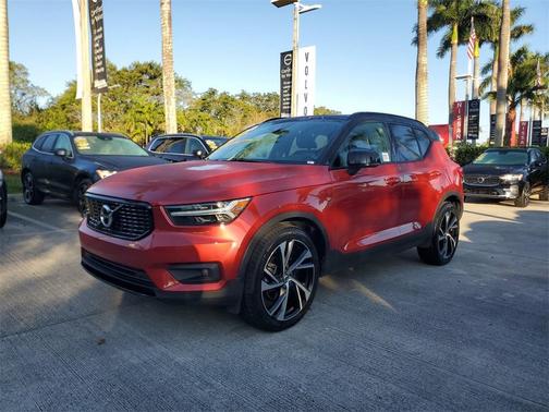 2022 Volvo XC40 T4 R-Design