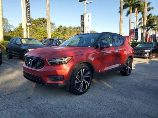 2022 Volvo XC40 T4 R-Design