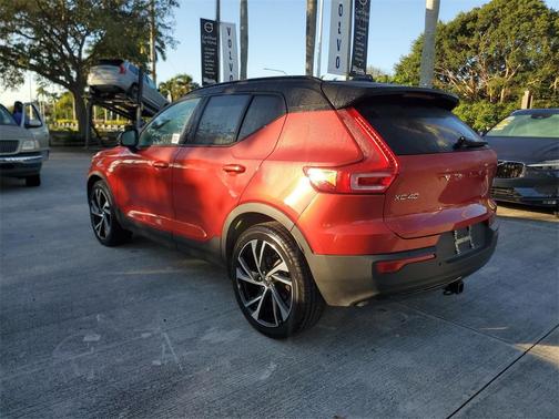 2022 Volvo XC40 T4 R-Design