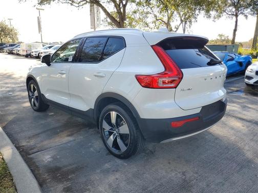 2021 Volvo XC40 T5 Momentum