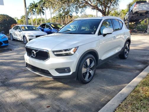 2021 Volvo XC40 T5 Momentum