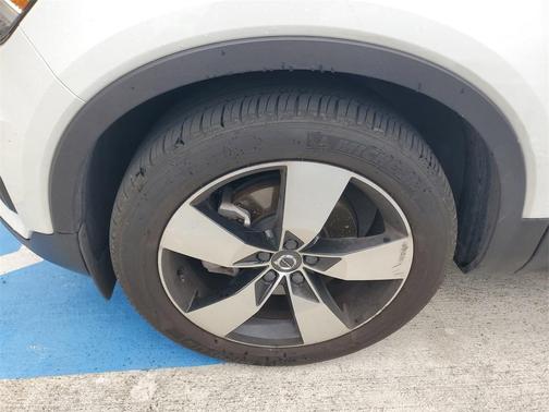 2021 Volvo XC40 T5 Momentum