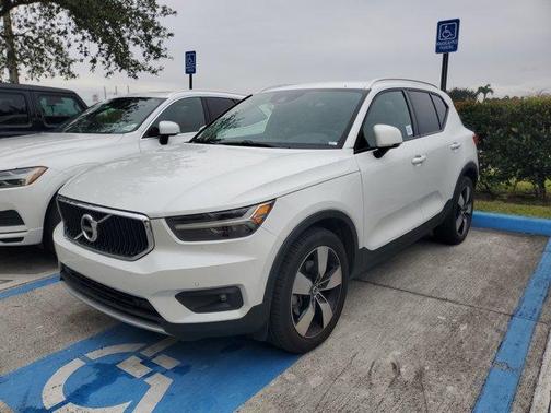 2021 Volvo XC40 T5 Momentum