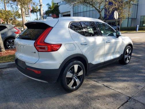 2021 Volvo XC40 T5 Momentum
