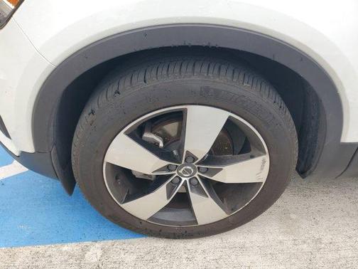 2021 Volvo XC40 T5 Momentum