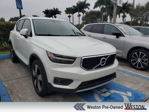 2021 Volvo XC40 T5 Momentum