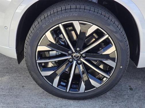 2025 Volvo XC90 B5 Plus 7-Seater