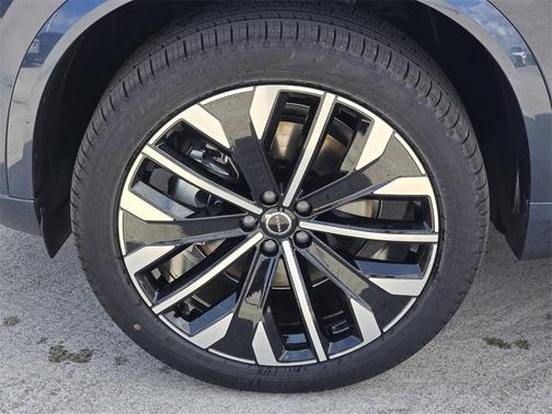2025 Volvo XC90 B5 Ultra 6-Seater