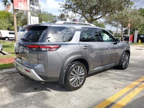 2025 Nissan Pathfinder SL