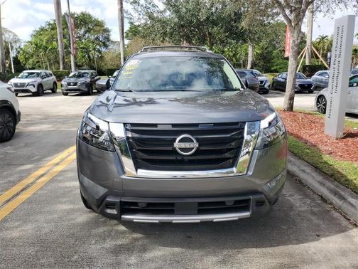 2025 Nissan Pathfinder SL