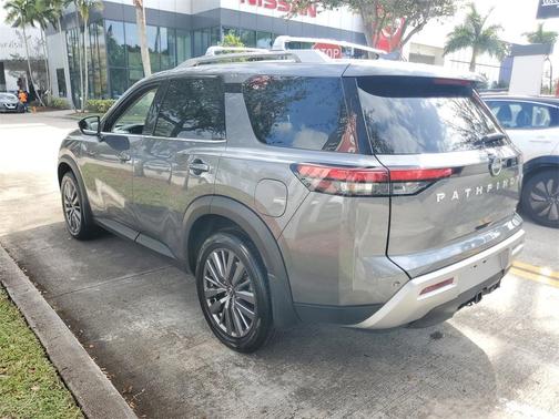 2025 Nissan Pathfinder SL