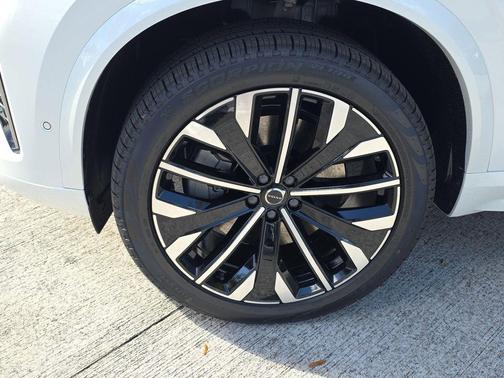 Crystal White Pearl 2026 Volvo XC90 Plug-In Hybrid T8 Plus 7-Seater