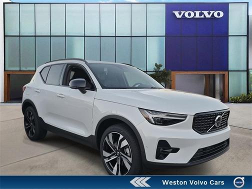 2025 Volvo XC40 B5 Plus Dark Theme