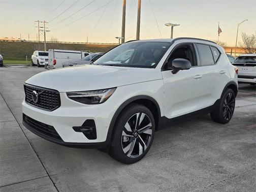 2025 Volvo XC40 B5 Plus Dark Theme