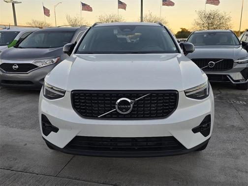 2025 Volvo XC40 B5 Plus Dark Theme