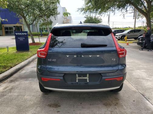 Denim Blue Metallic 2022 Volvo XC40 T5 Momentum