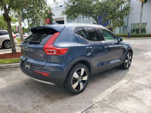 Denim Blue Metallic 2022 Volvo XC40 T5 Momentum