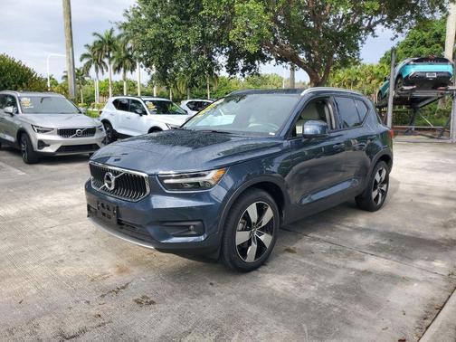 Denim Blue Metallic 2022 Volvo XC40 T5 Momentum