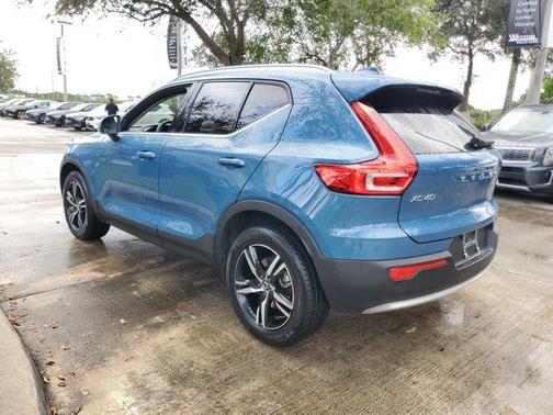 2025 Volvo XC40 B5 Core Bright Theme