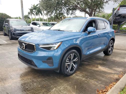 2025 Volvo XC40 B5 Core Bright Theme