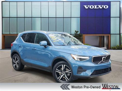 2025 Volvo XC40 B5 Core Bright Theme