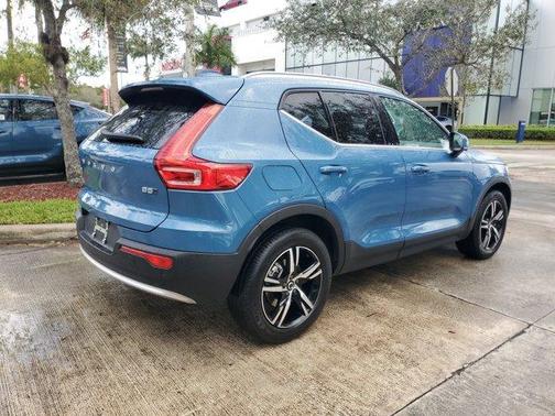 2025 Volvo XC40 B5 Core Bright Theme