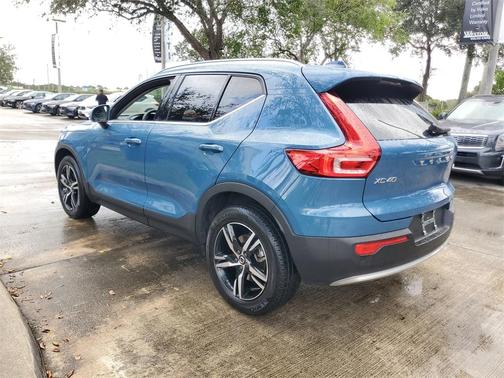 2025 Volvo XC40 B5 Core Bright Theme