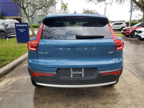 2025 Volvo XC40 B5 Core Bright Theme