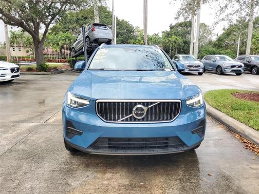 2025 Volvo XC40 B5 Core Bright Theme