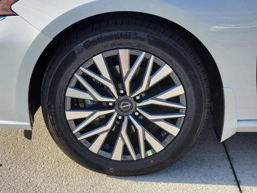 Pearl White Tri-Coat 2026 Nissan Altima SV